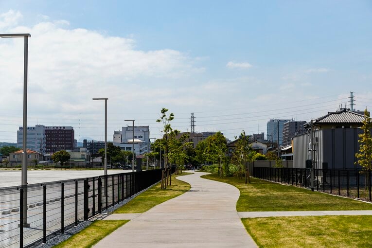 「Gメッセ群馬」の外周は遊歩道のように整備されている