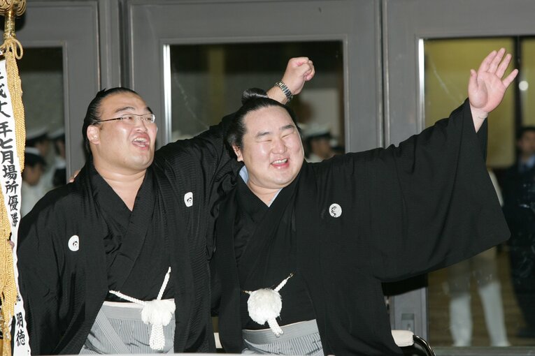 高見盛と　©BUNGEISHUNJU