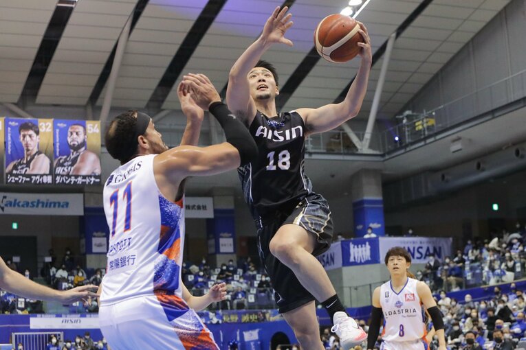 アメリカの大学などで5年間プレーし、逆輸入ルーキーとして昨季Bリーグ・大阪に加入、今季三河に移籍した角野