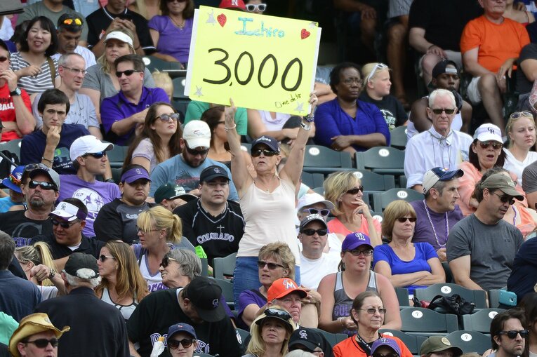 敵地でも多くのICHI-METERが「3000本」を表示した　©Getty Images