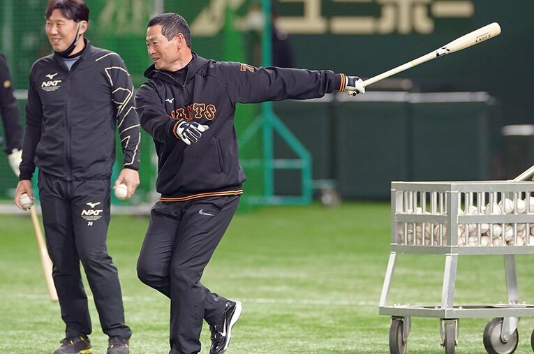 キャンプ初日にノックも披露した桑田真澄投手チーフコーチ補佐 ／ photograph by Sankei Shinbun