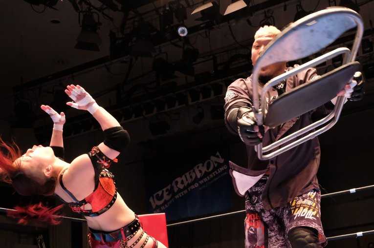 「いつか、傷だらけの背中でウェディングドレスを」 18歳の女子レスラー・鈴季すずが大流血を「嬉しい」と語る理由(11)