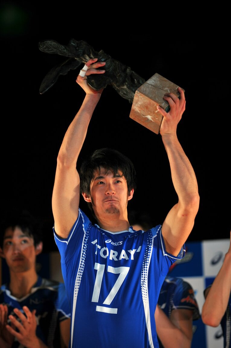 2008/09シーズンのV・プレミアリーグを制し、トロフィーを掲げる東レアローズ主将・篠田歩（当時29歳）　©︎Jun Tsukida/AFLO SPORT