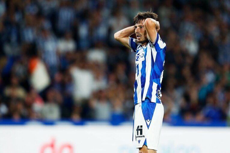 久保建英は「2ケタ得点」狙えるのでは…名手シルバと“精度の差”はあれど、カメラマンが感じたワケ〈バルサ戦好守で同点弾の起点〉(21)