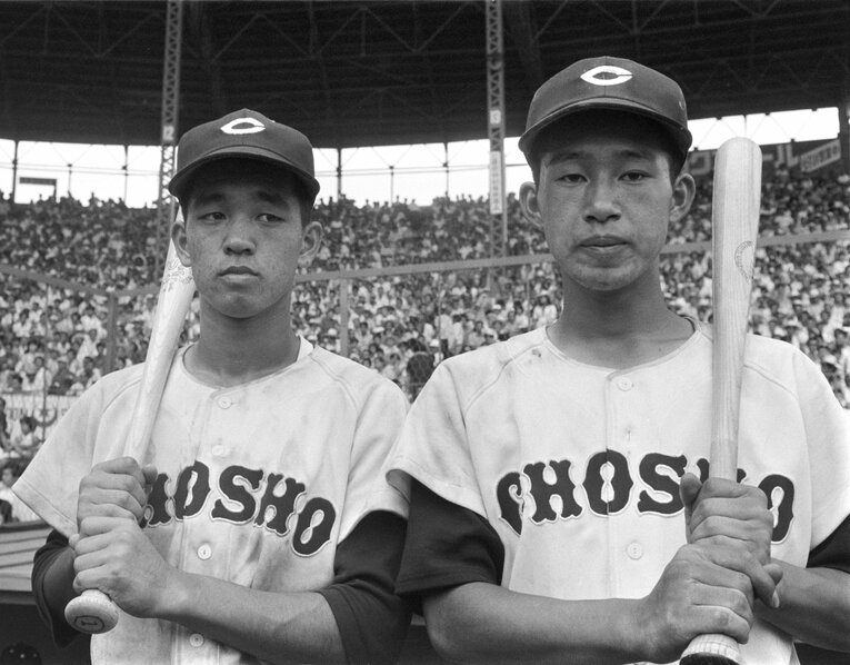 1974年、4番を打った篠塚利夫（右）。巨人入りして首位打者を2回獲得する名選手に成長した　©JIJI PRESS