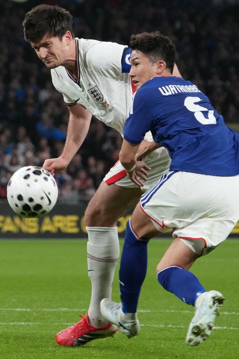 ハリー・マグワイアと渡辺剛の競り合い　©Masashi Hara