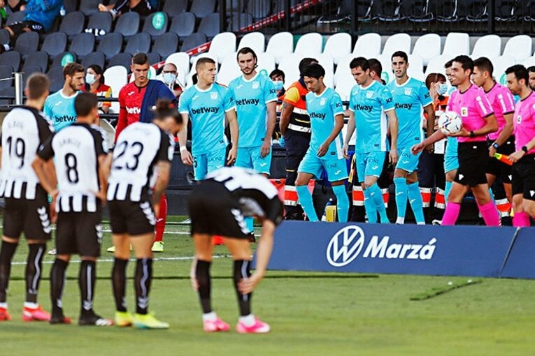 柴崎岳が闘うリーガのリアル　雨ざらしの客席、無観客も住宅屋上で観戦…新着写真を見る(4)
