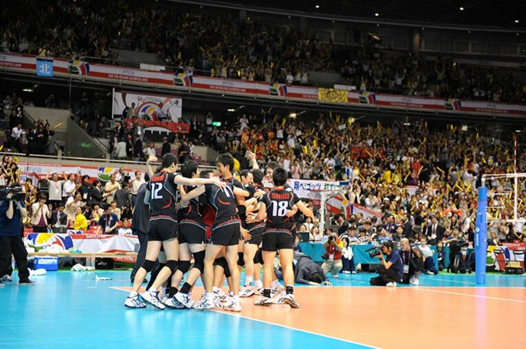 男子バレー、16年ぶりの五輪切符。北京へつながった大歓声と歓喜の輪。(2)