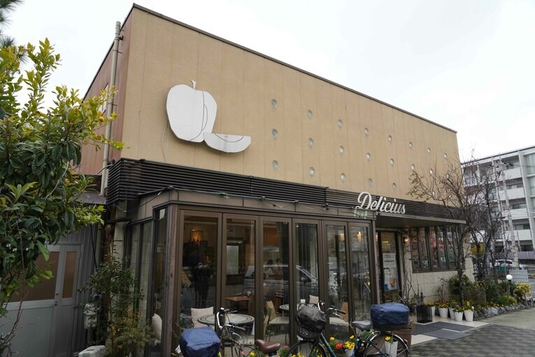 大阪府箕面市にある『デリチュース』本店。リンゴのロゴが目印