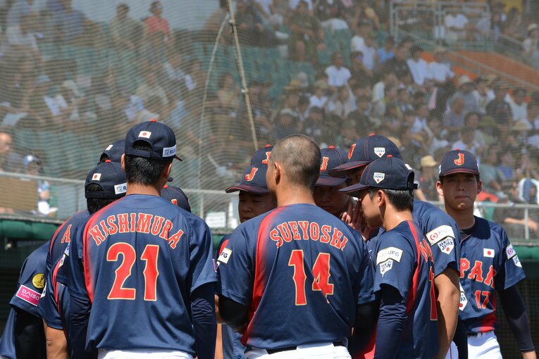 ひときわ目立つ五厘刈りの末吉良丞（3枚目／全4枚） ©Takarin Matsunaga