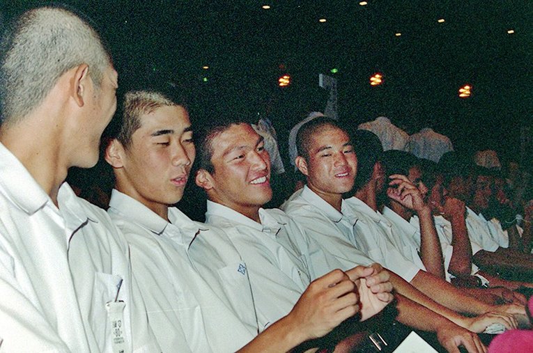 1998年8月、甲子園の抽選会で談笑する松坂大輔と横浜高ナイン。当時の3年生31人は、41歳となった今も連絡を取り合い、繋がっている ／ photograph by Sankei Shimbun