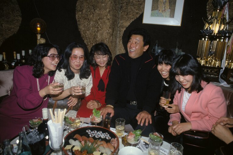 「江夏豊たった一人の引退式」、協力した文藝春秋の社員と　©BUNGEISHUNJU