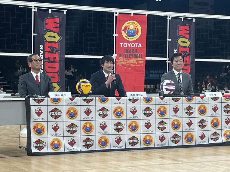 ウルフドッグス名古屋のホームアリーナで行われた合同会見で抱負を述べる水町泰杜　©︎Yuko Tanaka
