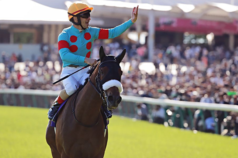アーモンドアイの一強体制が完成!オークスを制し、牝馬三冠も目前だ。<Number Web> photograph by Yuji Takahashi