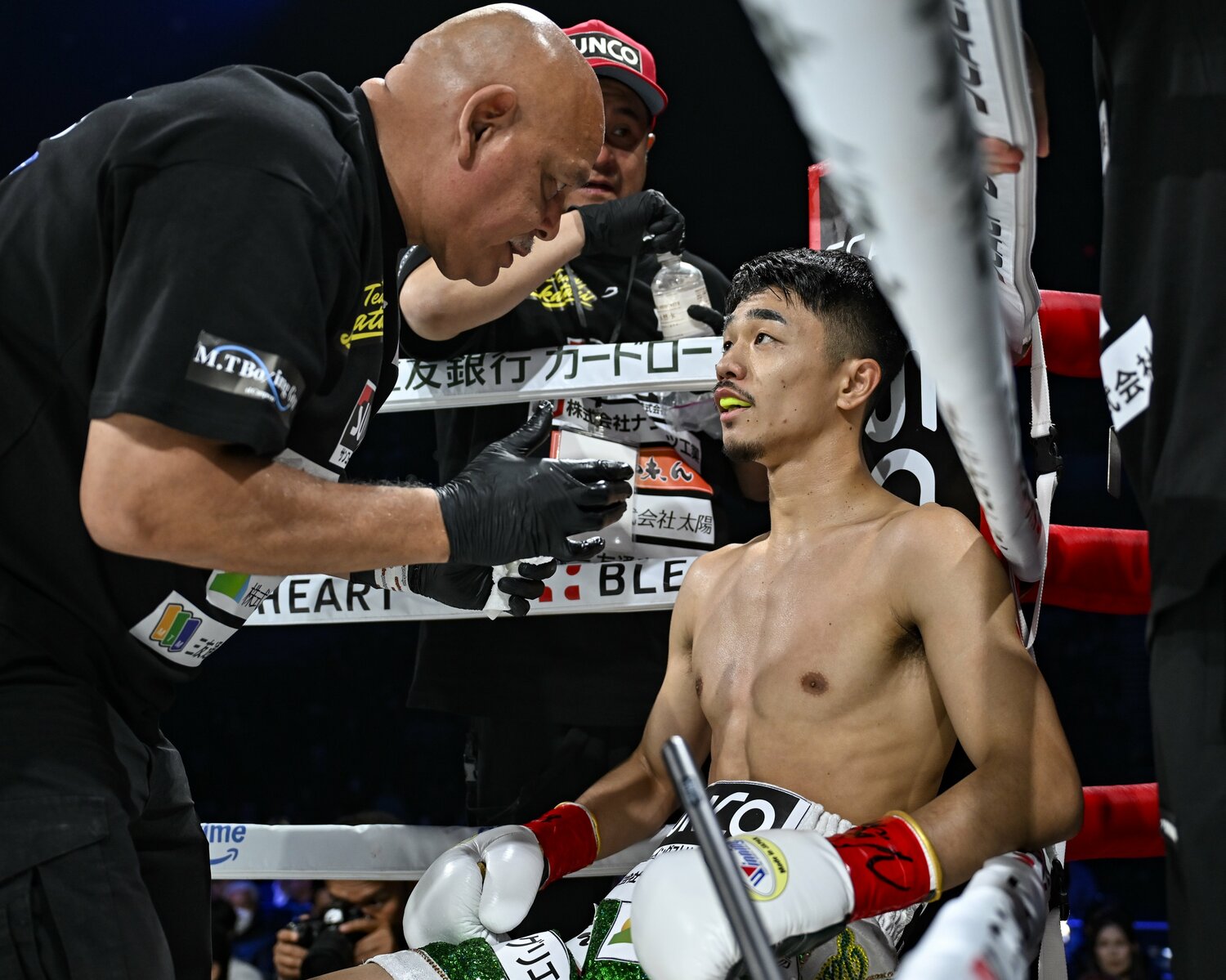 1ラウンドを終えて、ルディ・エルナンデス氏の指示に耳を傾ける中谷。中学卒業後、単身渡米したときからの師弟関係だ　©︎Hiroaki Yamaguchi