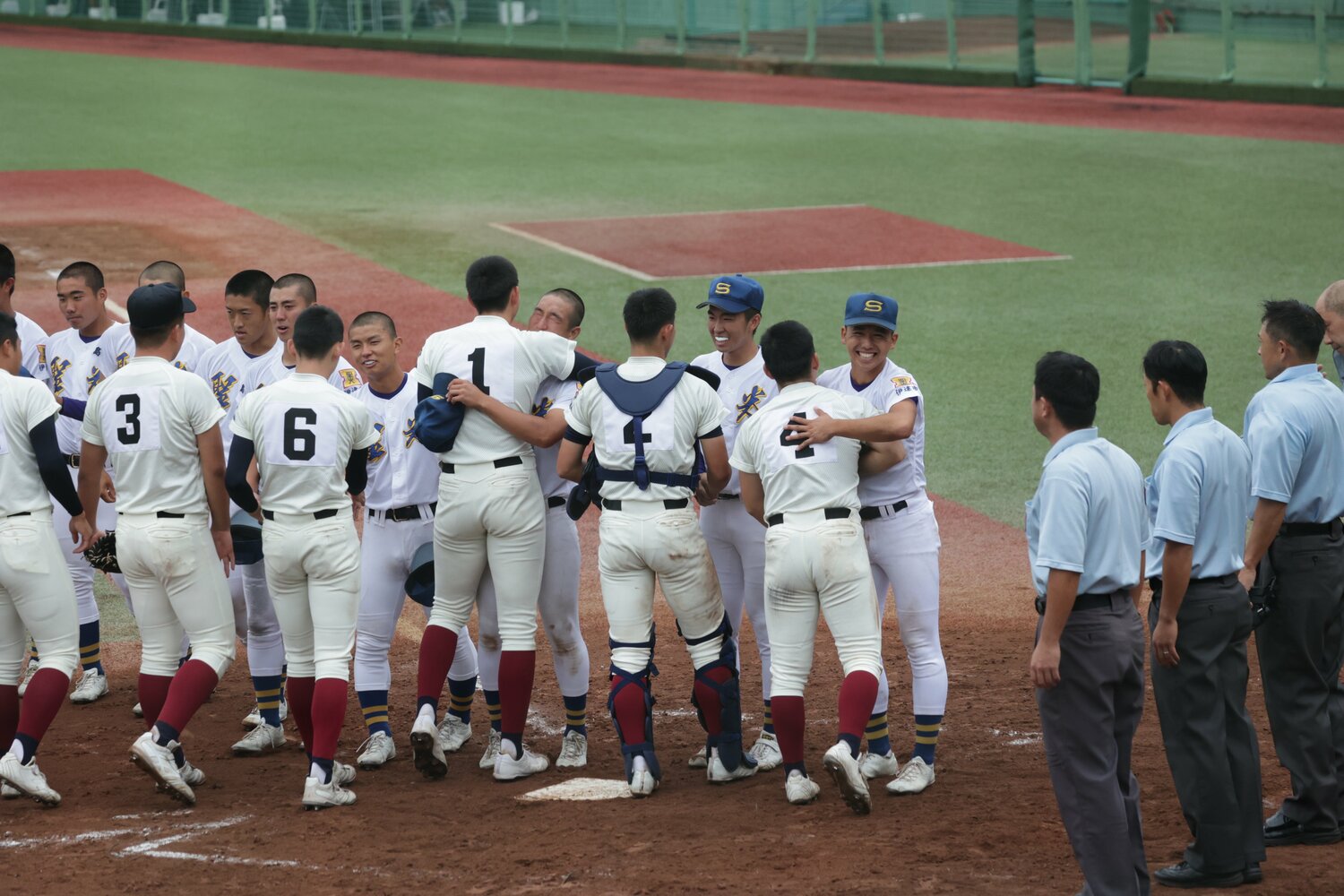国体の試合後。抱きしめ合う伊藤と川原