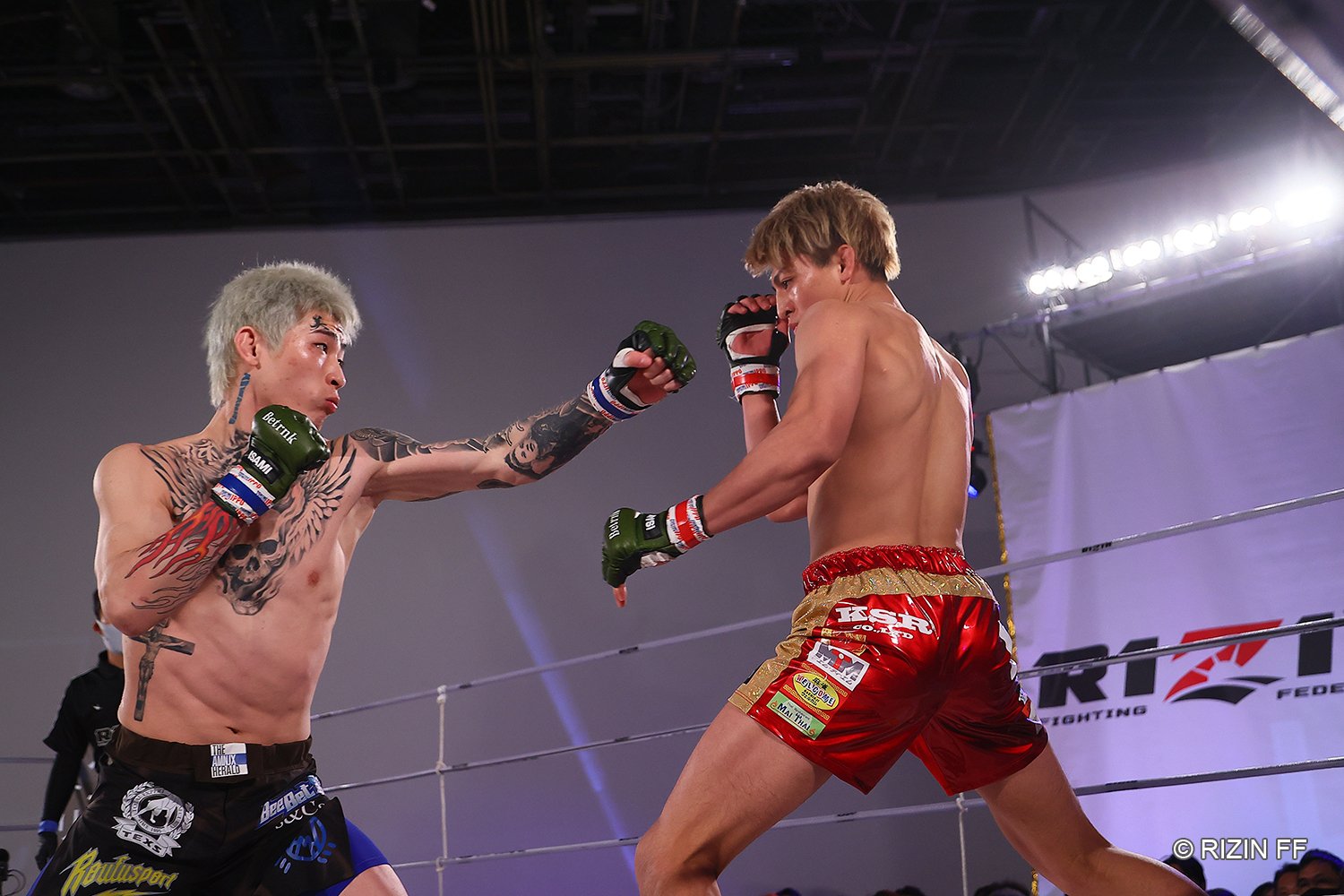 RIZIN LANDMARKのメインとして組まれた平本蓮vs鈴木千裕　©RIZIN FF
