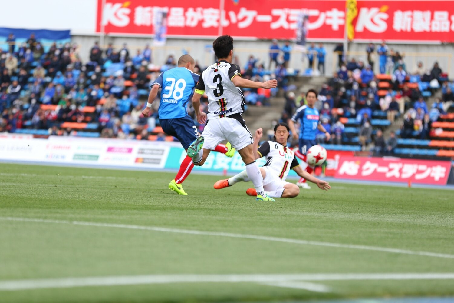 林氏が衝撃を受けたという山口戦のゴールシーン。相手を振り切ってネットを揺らした　©︎J.LEAGUE