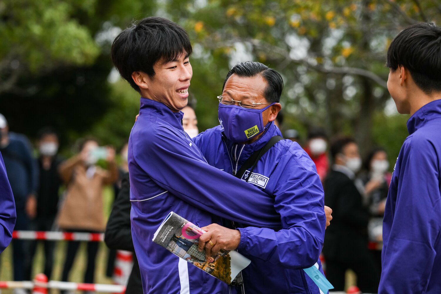 田澤と抱擁を交わす大八木監督 ©Nanae Suzuki