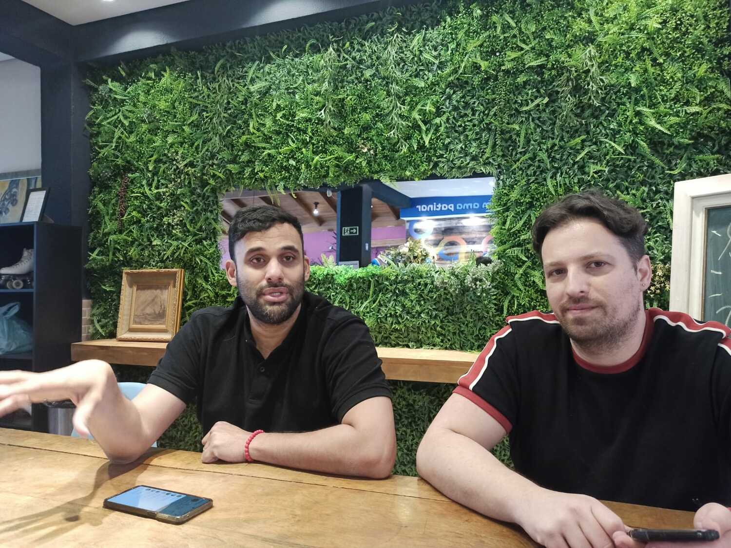 マリアのことを教えてくれた両親のグスタヴォ（左）とクレベール　©Hiroaki Sawada