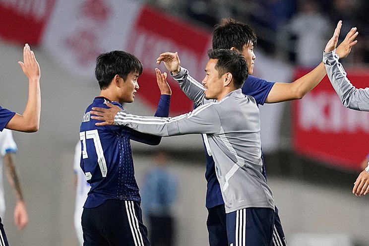 日本代表でプレーする久保と長友。5年ほど前のトレーニングで永里は衝撃を受けたという©Getty Images