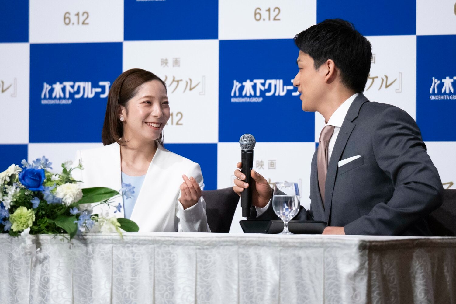 引退会見では、笑顔で言葉を交わす場面が何度もあった　©Asami Enomoto