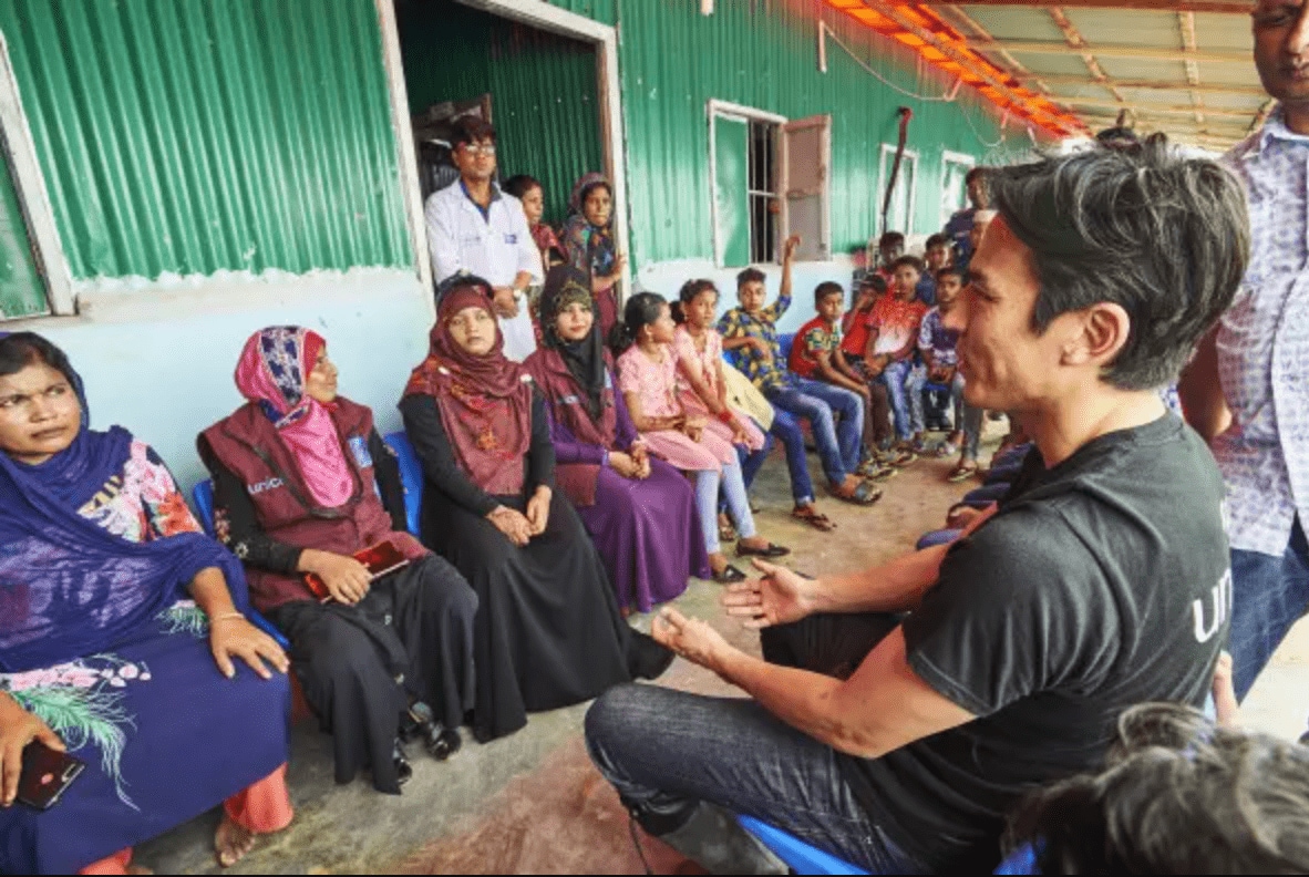 保健センターを拠点に、家庭訪問を通じて安全な出産・子育てに必要な基礎知識を伝え、そうした習慣の普及に取り組む保健ボランティアの方々から話を聞く長谷部親善大使　©日本ユニセフ協会/2019/tetsuya.tsuji