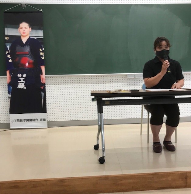 今年８月、竹田高の教職員に向けた研修会で思いを語る工藤奈美さん ©家族提供