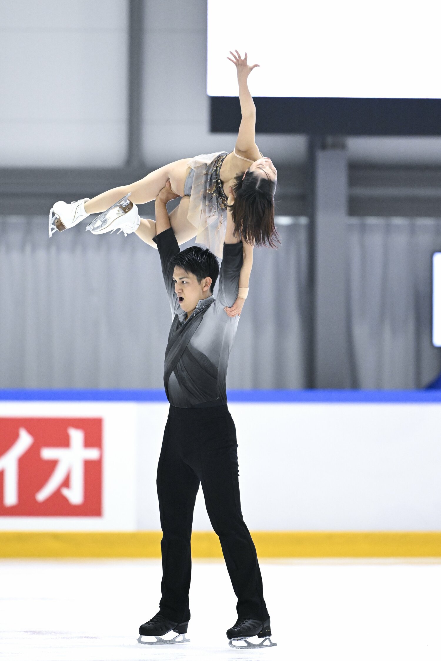 今季の国際大会初戦となった「木下グループ杯」で印象的なフィニッシュポーズを決めたりくりゅうペア　©Asami Enomoto