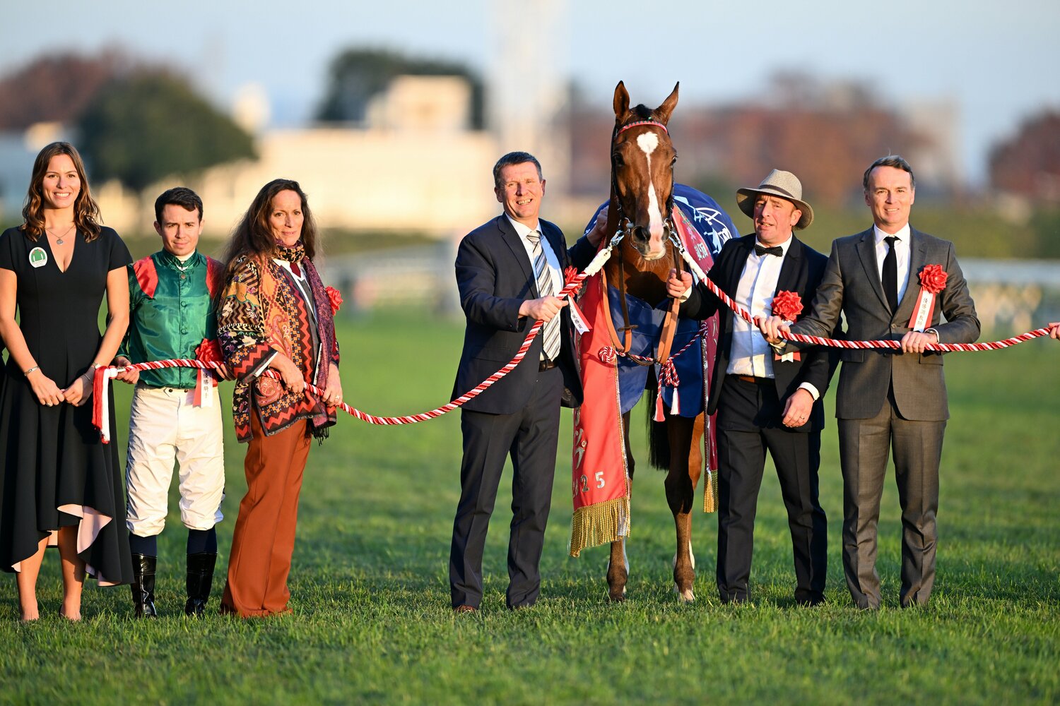カランダガンの口取り式。陣営は莫大な賞金を手にした ©Keiji Ishikawa