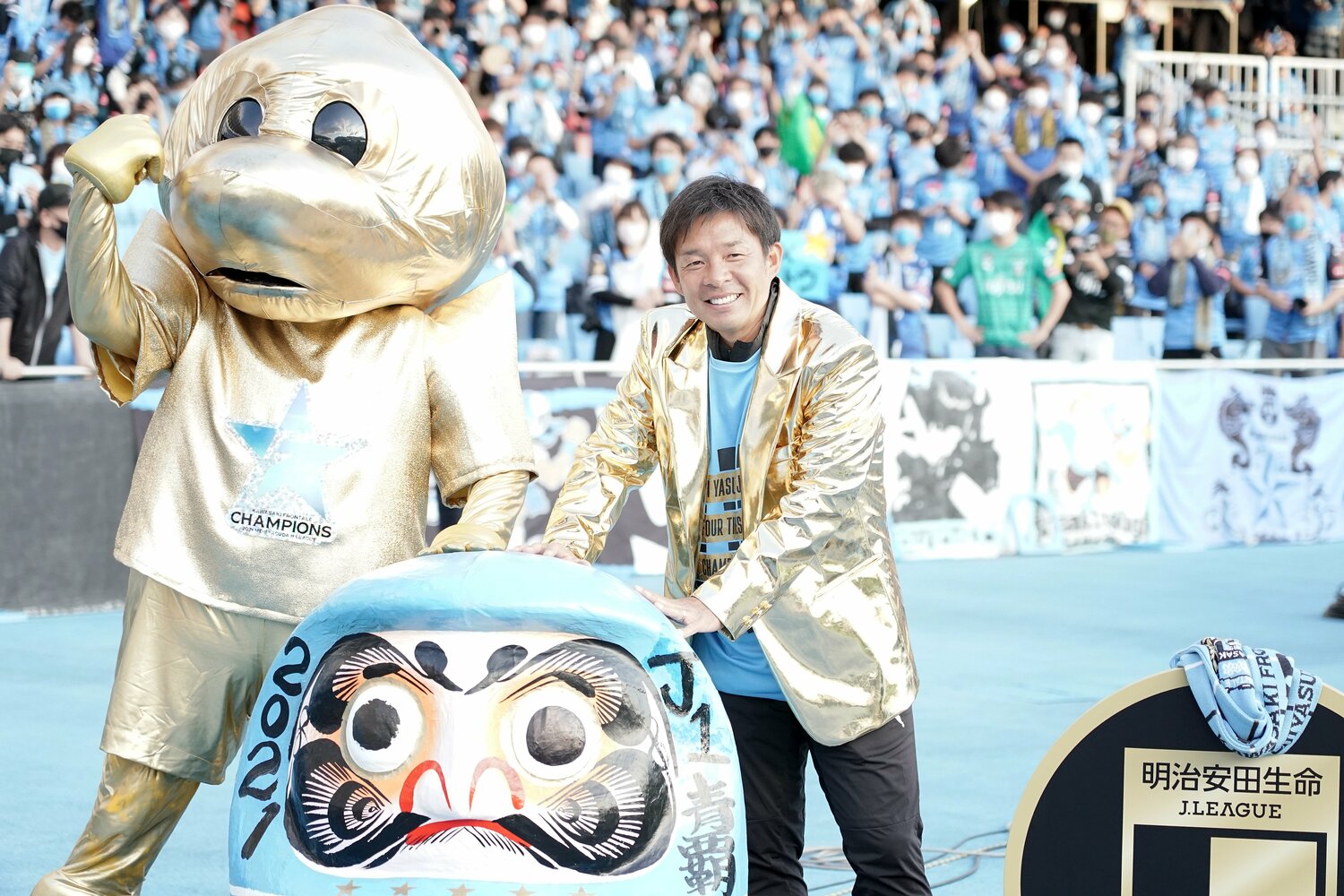 鬼木達監督は就任5季目で4度目のJ1制覇(監督として歴代最多)を達成。ゴールドの優勝ジャケットがよく似合う ©Getty Images