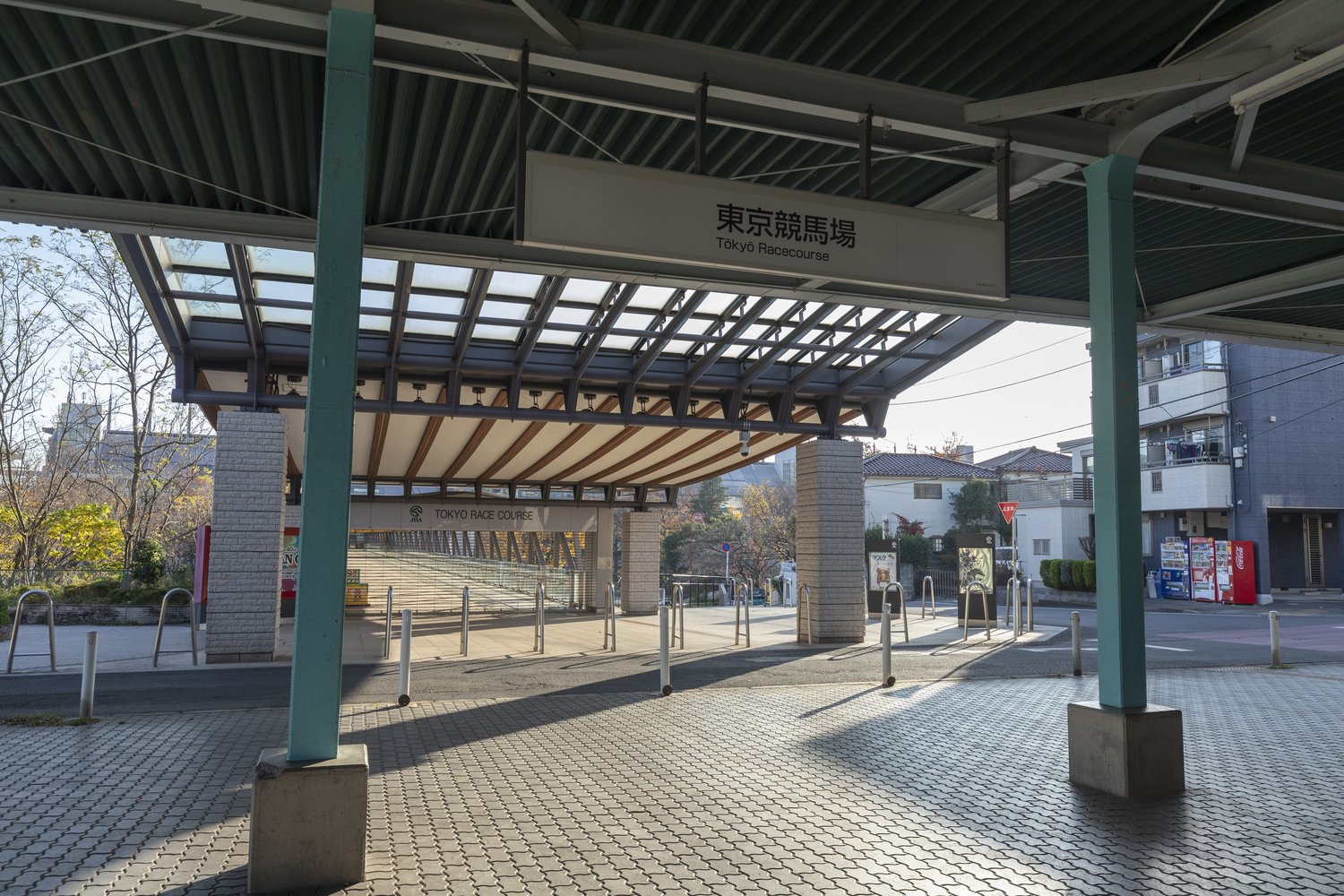 競馬場直結の陸橋通路