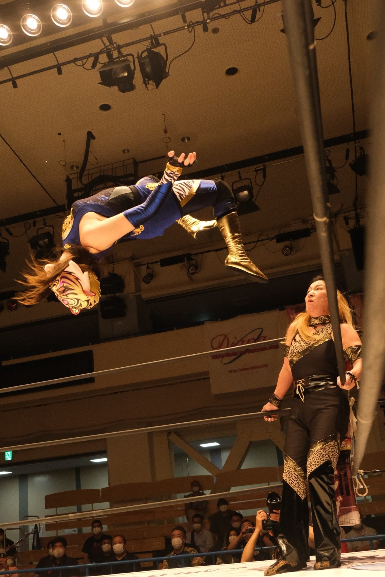 開始早々、クイーンはジャガー相手に軽快なサマーソルトキックを決めた　©Norihiro Hashimoto