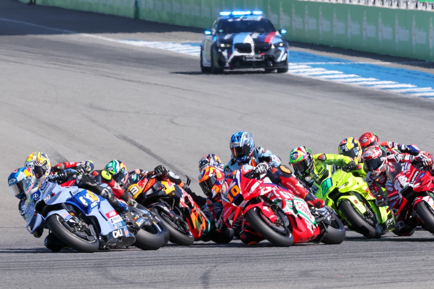 決勝8番手スタートの小椋（中央の青いヘルメット）は1コーナーで行き場をなくしてマシンを起こし、11番手に後退した　©Satoshi Endo