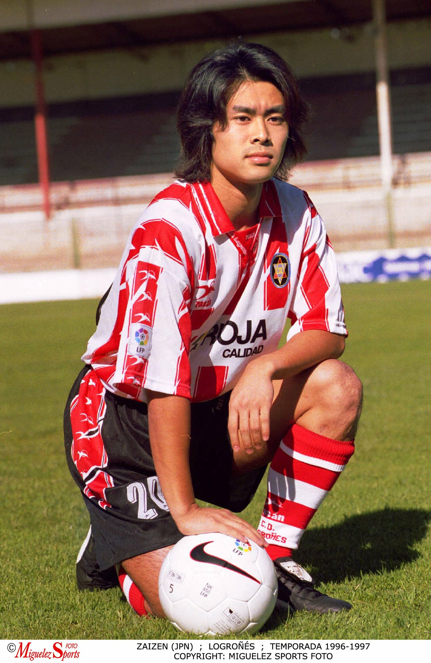 スペイン１部ログロニェスに入団した財前　©︎AFLO 