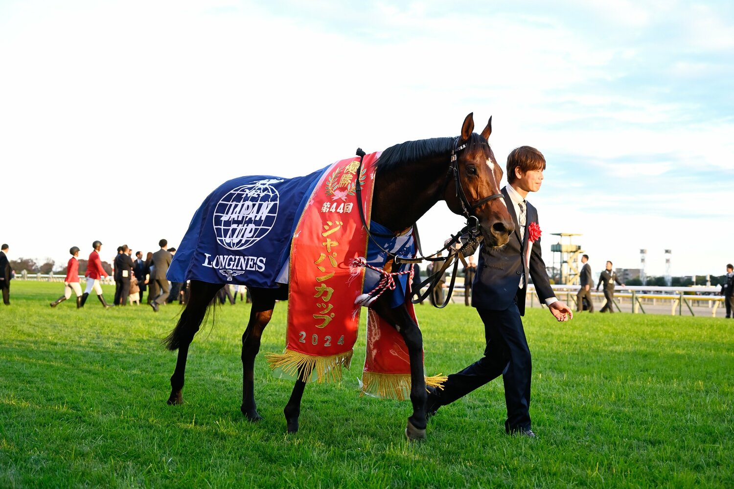 優勝レイをかけられたドウデュース。秋古馬三冠にリーチをかけた　©Keiji Ishikawa