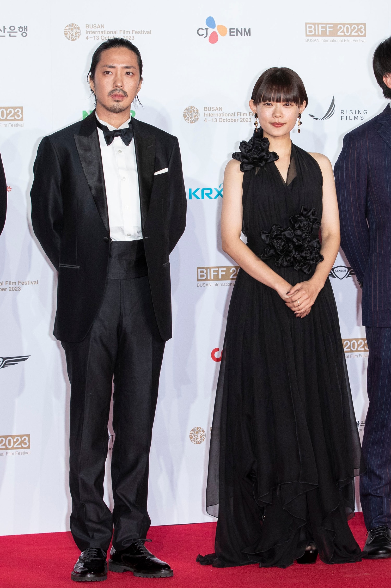 2023年、釜山国際映画祭オープニングでの若葉（左）。栗尾さんにとって長年の親友だという　©JIJI PRESS