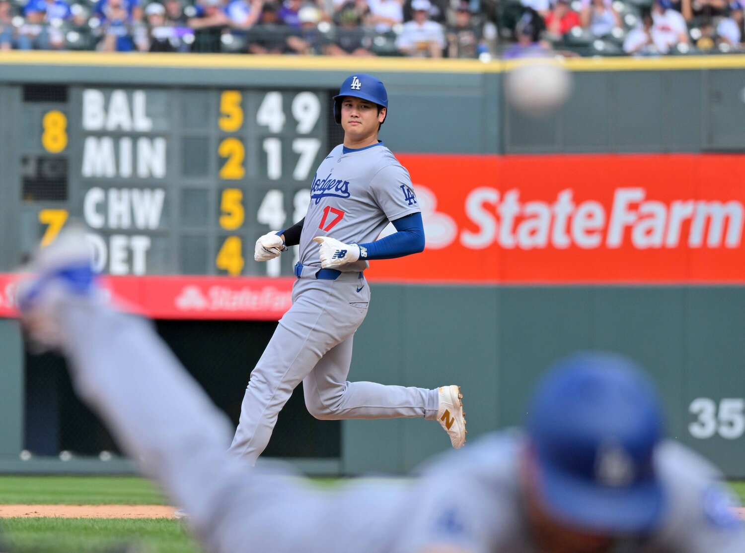 9月29日の最終戦、ロッキーズ戦で59盗塁目。バーンズ（写真手前）とのダブルスチールだった。SNSでは4歳年上のバーンズに盗塁の指示を出す大谷が話題に　©JIJI PRESS