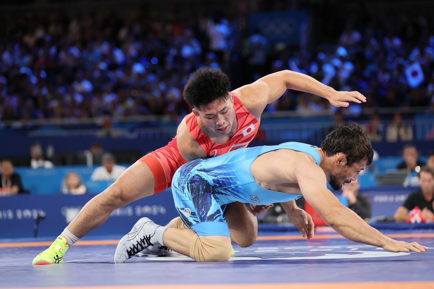 素早い動きでジャドラエフのバックをとる日下尚 ©JMPA