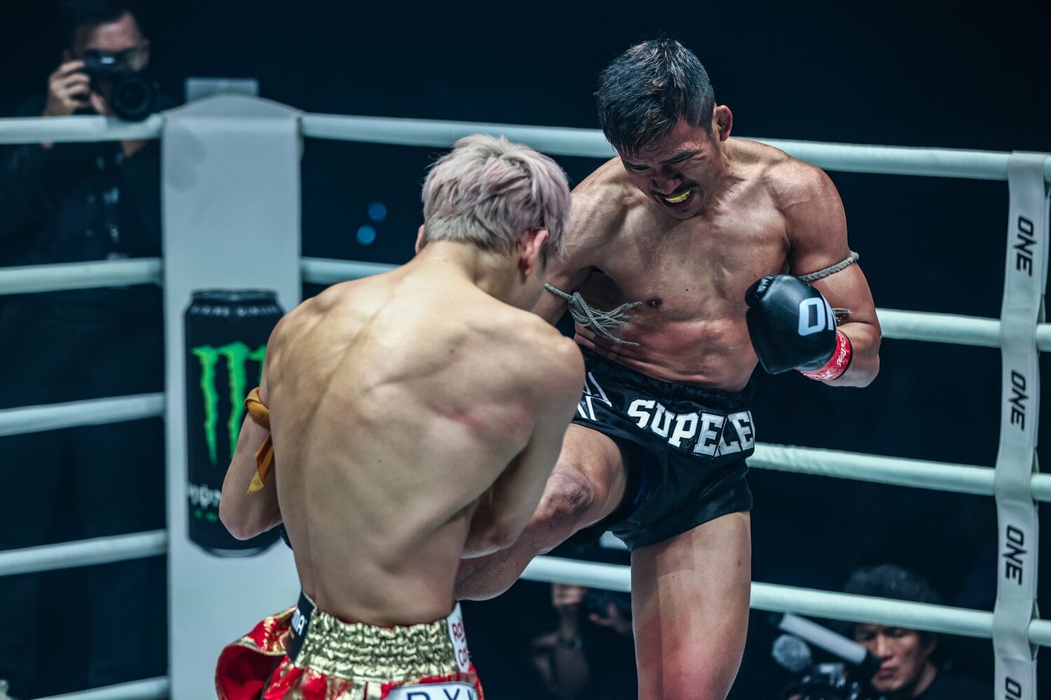 鬼の形相でキックを放つスーパーレック　©ONE Championshiop