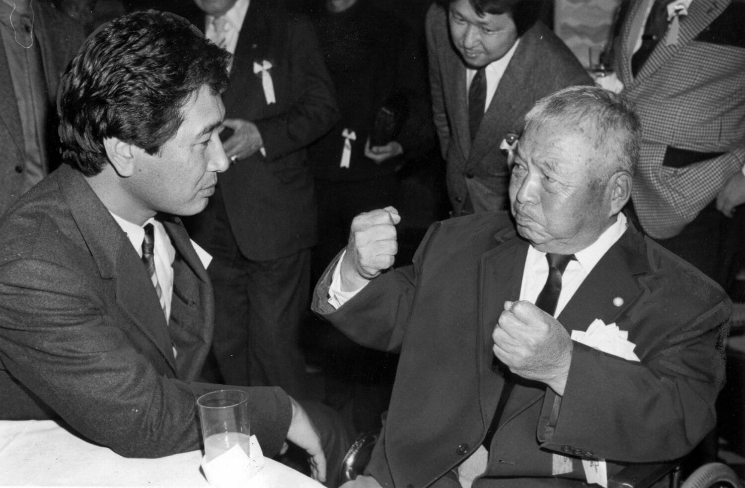 写真は1986年、教え子の中日・星野仙一監督（当時）を叱咤激励する島岡　©Sankei Shimbun