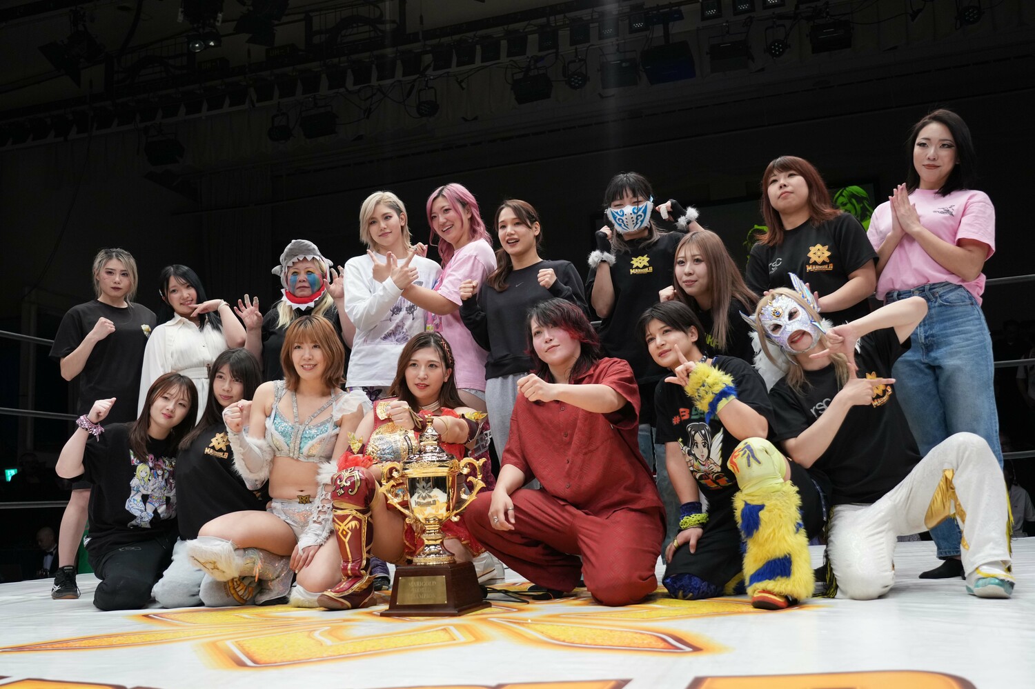 集合写真に収まるマリーゴールドの選手たち。5月16日、後楽園ホール　©Essei Hara