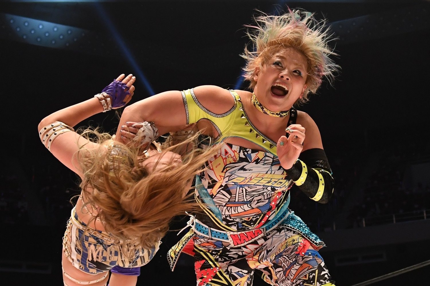 高橋奈七永（右）