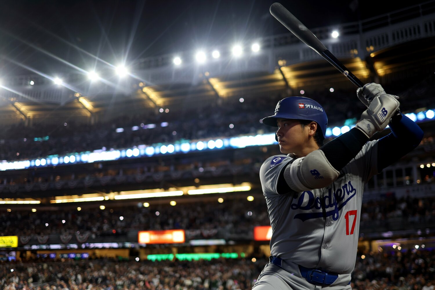 第3戦の試合開始直前の大谷の表情。左肩の状態が心配されるなか、第1打席に向けて14度の素振りをこなした【2枚目/全2枚】 ©Getty Images