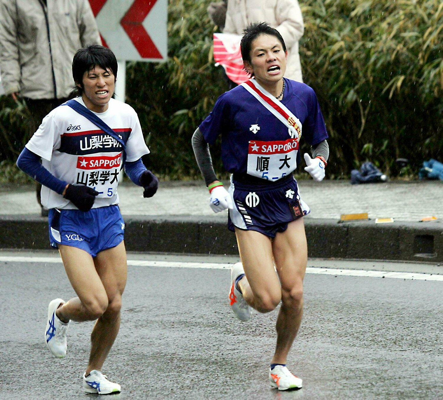 第82回（2006年）箱根駅伝5区の上り坂で山梨学院大学の森本直人を抜き去り、トップに立った順天堂大学の今井正人　©︎JIJI PRESS