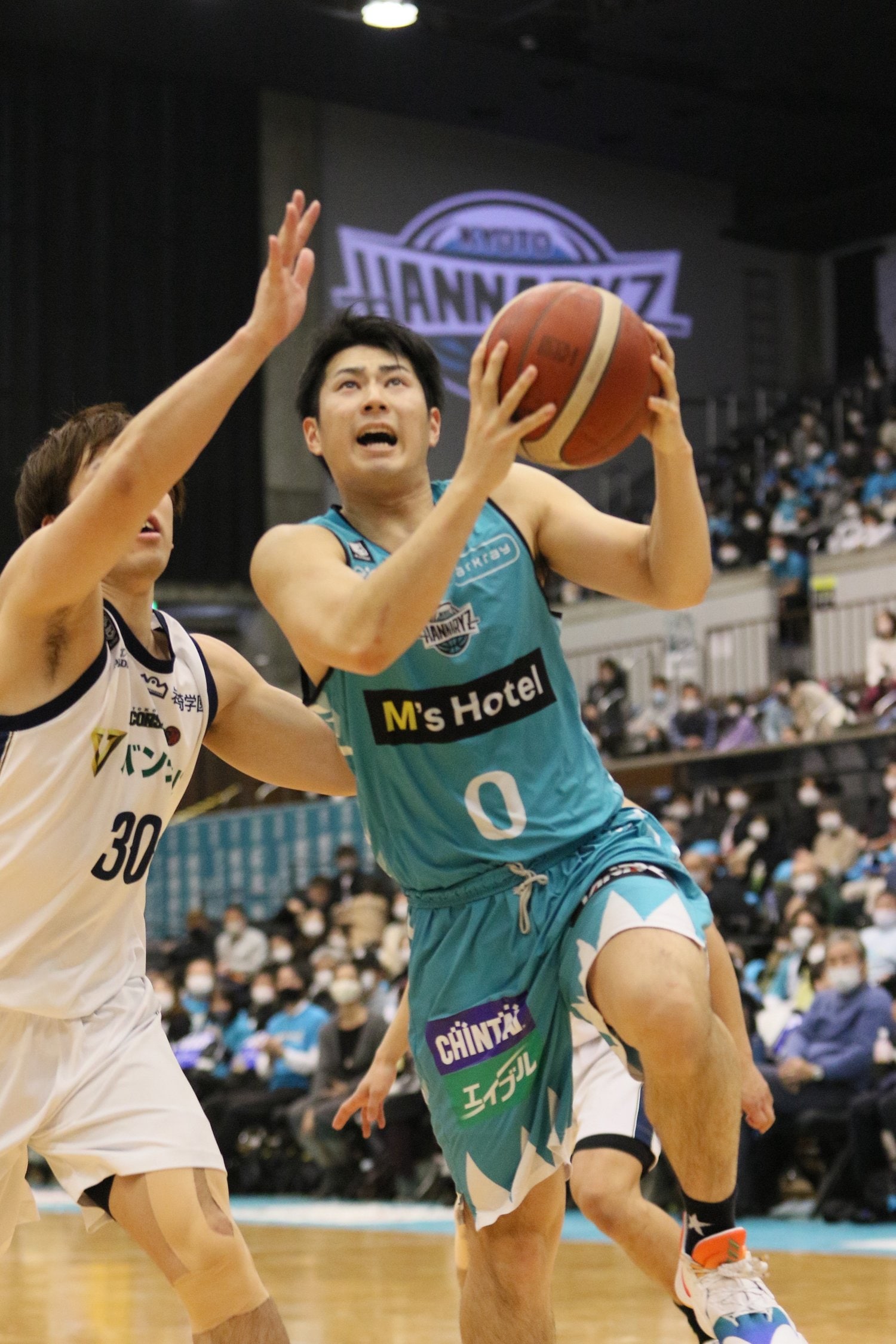 東京出身ながら京都の洛南高に進学、東海大を経てハンナリーズ入りした寺嶋。ルーキーながら得点もできるPGとして、2ケタ得点、5アシスト以上をマークする試合も多い ©B.LEAGUE