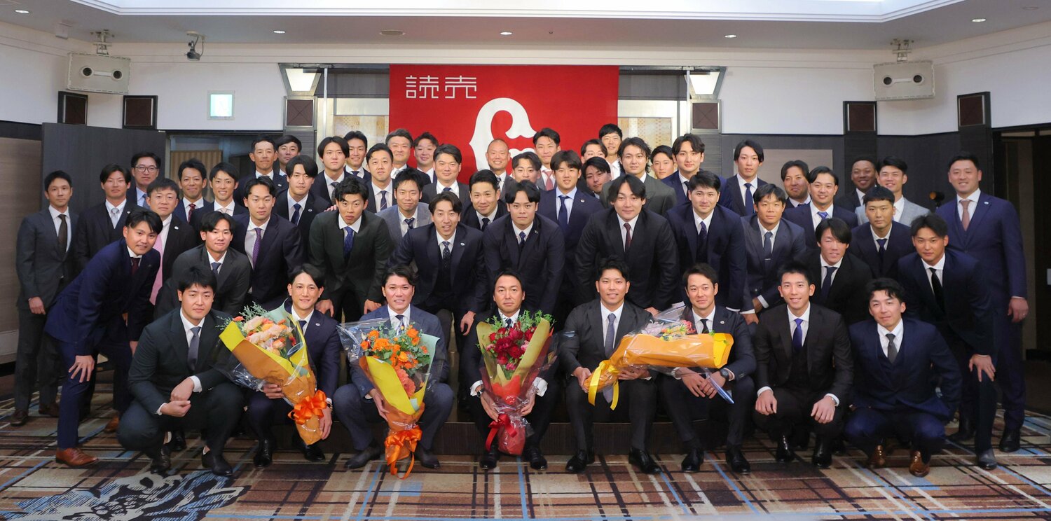 10月14日、長野の引退会見。選手36人、コーチ・スタッフ合わせて計53人が集まり、「これ来すぎじゃない」と長野本人も驚いた ©AFLO