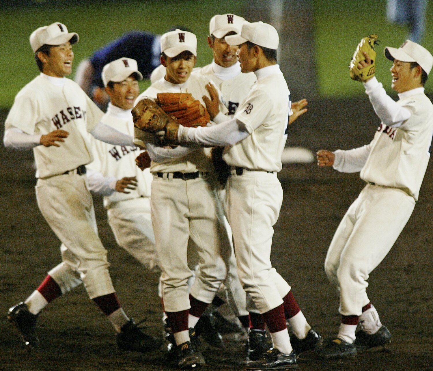 センバツの関西戦、再試合で勝利して喜ぶ斎藤と早実ナイン　©JIJI PRESS