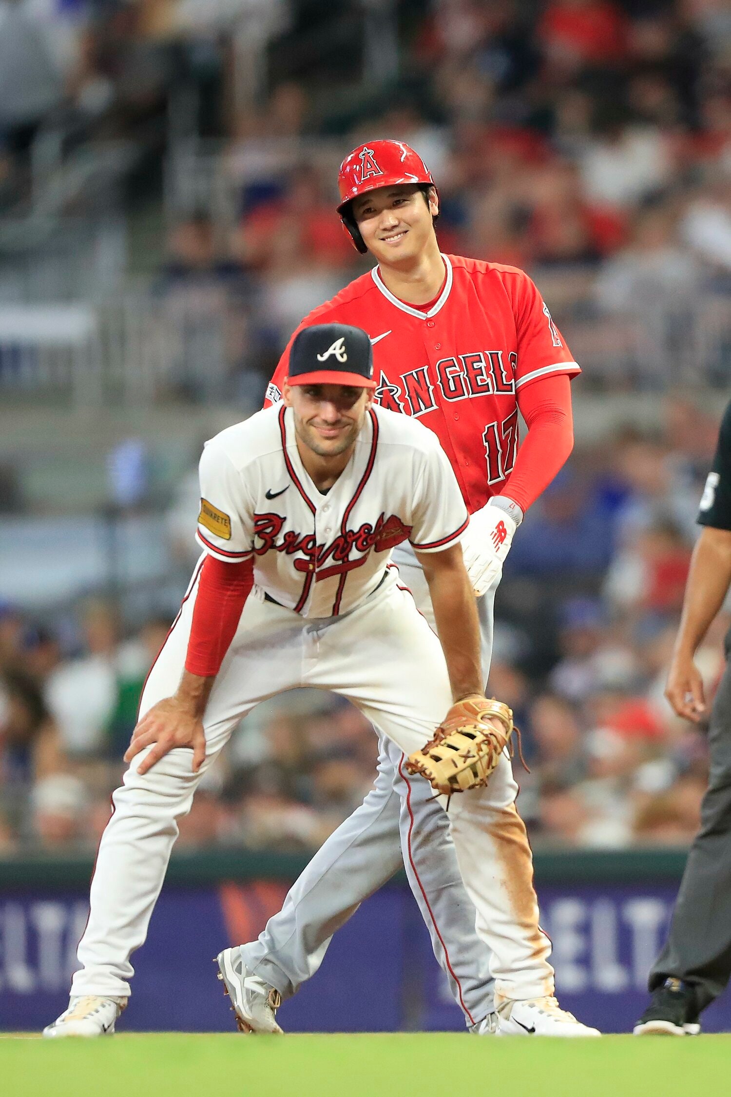一塁上で楽しそうな大谷とオルソン　©Getty Images