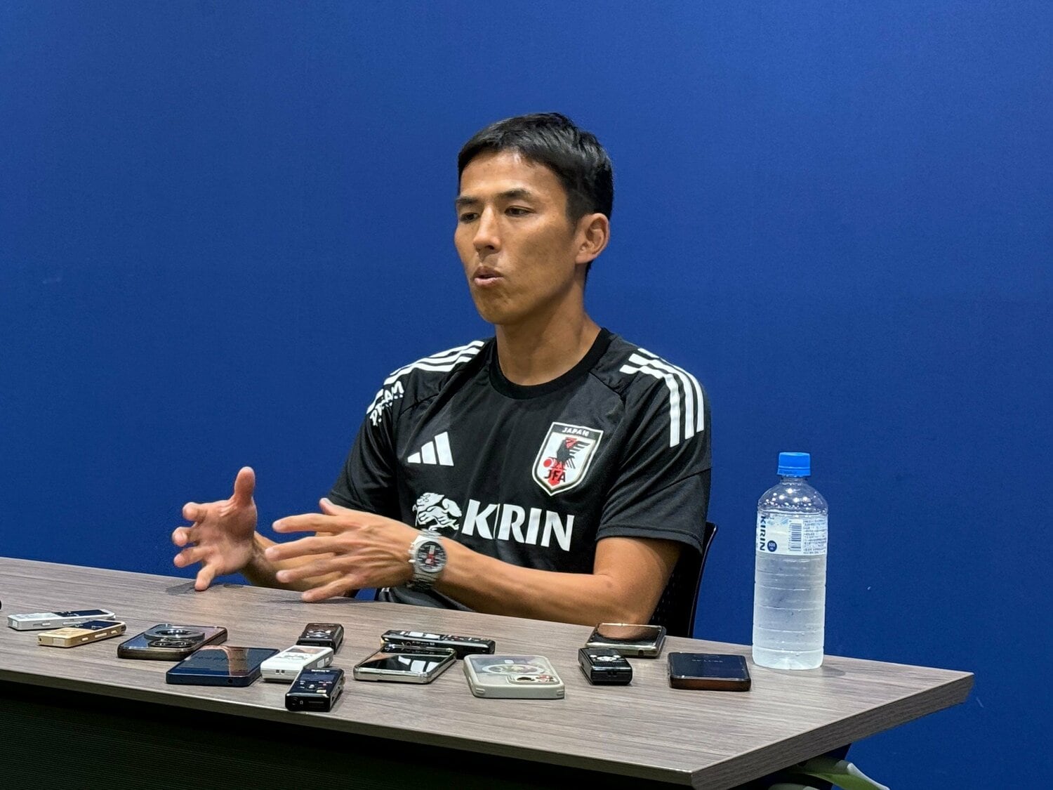 囲み取材時の長谷部　©Yusuke Mimura